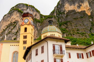 Mezzocorona, İtalya - 2 Mayıs 2016: Mezzocorona, İtalya'da kilise. Kuzey İtalya bölgesinde Trentino-Alto Adige Sudtirol Trentino bir komün