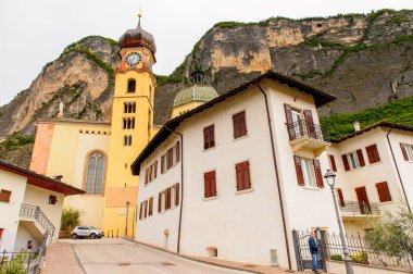 Mezzocorona, İtalya - 2 Mayıs 2016: Mezzocorona, İtalya'da kilise. Kuzey İtalya bölgesinde Trentino-Alto Adige Sudtirol Trentino bir komün