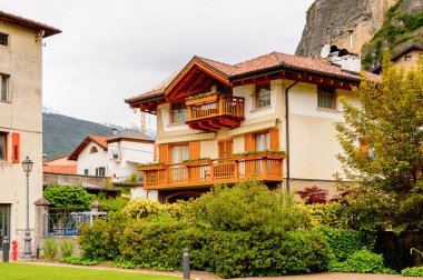 Mezzocorona, İtalya - 2 Mayıs 2016: Mezzocorona,İtalya'nın mimarisi. Kuzey İtalya bölgesinde Trentino-Alto Adige Sudtirol Trentino bir komün