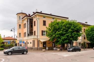 Mezzocorona, İtalya - 2 Mayıs 2016: Mezzocorona,İtalya'nın mimarisi. Kuzey İtalya bölgesinde Trentino-Alto Adige Sudtirol Trentino bir komün