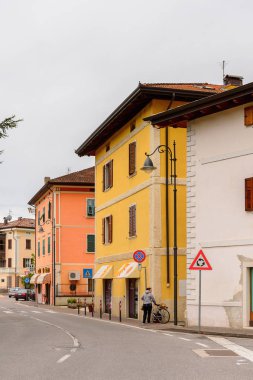 Mezzocorona, İtalya - 2 Mayıs 2016: Mezzocorona,İtalya'nın mimarisi. Kuzey İtalya bölgesinde Trentino-Alto Adige Sudtirol Trentino bir komün