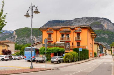 Mezzocorona, İtalya - 2 Mayıs 2016: Mezzocorona,İtalya'nın mimarisi. Kuzey İtalya bölgesinde Trentino-Alto Adige Sudtirol Trentino bir komün
