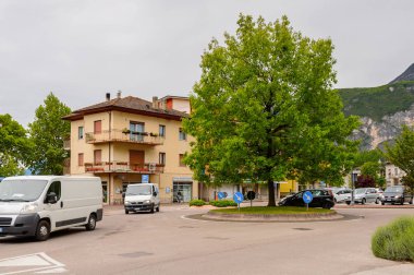 Mezzocorona, İtalya - 2 Mayıs 2016: Mezzocorona,İtalya'nın mimarisi. Kuzey İtalya bölgesinde Trentino-Alto Adige Sudtirol Trentino bir komün