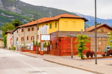 Mezzocorona, İtalya - 2 Mayıs 2016: Mezzocorona,İtalya'nın mimarisi. Kuzey İtalya bölgesinde Trentino-Alto Adige Sudtirol Trentino bir komün