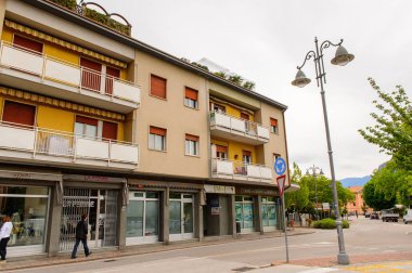 Mezzocorona, İtalya - 2 Mayıs 2016: Mezzocorona,İtalya'nın mimarisi. Kuzey İtalya bölgesinde Trentino-Alto Adige Sudtirol Trentino bir komün