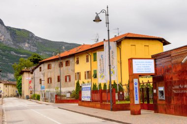 Mezzocorona, İtalya - 2 Mayıs 2016: Mezzocorona,İtalya'nın mimarisi. Kuzey İtalya bölgesinde Trentino-Alto Adige Sudtirol Trentino bir komün