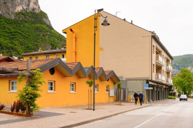 Mezzocorona, İtalya - 2 Mayıs 2016: Mezzocorona,İtalya'nın mimarisi. Kuzey İtalya bölgesinde Trentino-Alto Adige Sudtirol Trentino bir komün