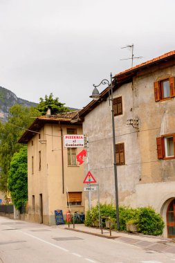 Mezzocorona, İtalya - 2 Mayıs 2016: Mezzocorona,İtalya'nın mimarisi. Kuzey İtalya bölgesinde Trentino-Alto Adige Sudtirol Trentino bir komün