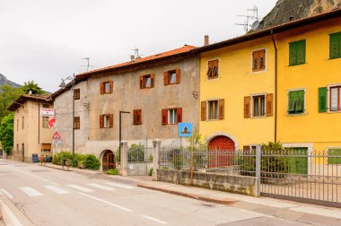 Mezzocorona, İtalya - 2 Mayıs 2016: Mezzocorona,İtalya'nın mimarisi. Kuzey İtalya bölgesinde Trentino-Alto Adige Sudtirol Trentino bir komün