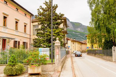 Mezzocorona, İtalya - 2 Mayıs 2016: Mezzocorona,İtalya'nın mimarisi. Kuzey İtalya bölgesinde Trentino-Alto Adige Sudtirol Trentino bir komün