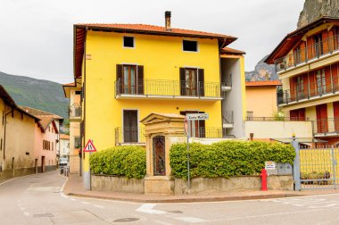Mezzocorona, İtalya - 2 Mayıs 2016: Mezzocorona,İtalya'nın mimarisi. Kuzey İtalya bölgesinde Trentino-Alto Adige Sudtirol Trentino bir komün