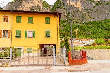 Mezzocorona, İtalya - 2 Mayıs 2016: Mezzocorona,İtalya'nın mimarisi. Kuzey İtalya bölgesinde Trentino-Alto Adige Sudtirol Trentino bir komün