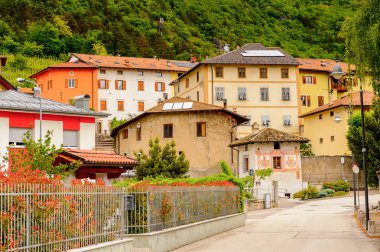 Mezzocorona, İtalya - 2 Mayıs 2016: Mezzocorona,İtalya'nın mimarisi. Kuzey İtalya bölgesinde Trentino-Alto Adige Sudtirol Trentino bir komün