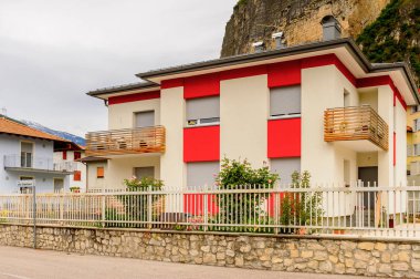 Mezzocorona, İtalya - 2 Mayıs 2016: Mezzocorona,İtalya'nın mimarisi. Kuzey İtalya bölgesinde Trentino-Alto Adige Sudtirol Trentino bir komün