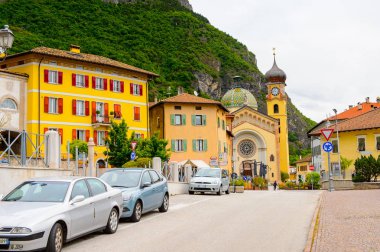 Mezzocorona, İtalya - 2 Mayıs 2016: Mezzocorona,İtalya'nın mimarisi. Kuzey İtalya bölgesinde Trentino-Alto Adige Sudtirol Trentino bir komün