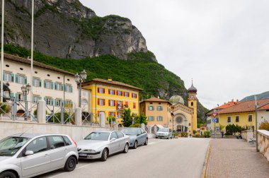 Mezzocorona, İtalya - 2 Mayıs 2016: Mezzocorona,İtalya'nın mimarisi. Kuzey İtalya bölgesinde Trentino-Alto Adige Sudtirol Trentino bir komün