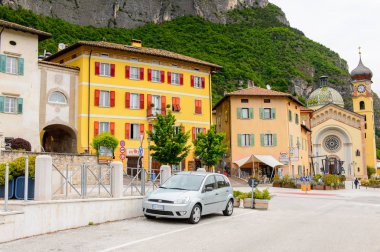 Mezzocorona, İtalya - 2 Mayıs 2016: Mezzocorona,İtalya'nın mimarisi. Kuzey İtalya bölgesinde Trentino-Alto Adige Sudtirol Trentino bir komün