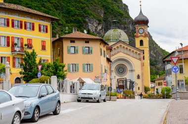 Mezzocorona, İtalya - 2 Mayıs 2016: Mezzocorona,İtalya'nın mimarisi. Kuzey İtalya bölgesinde Trentino-Alto Adige Sudtirol Trentino bir komün