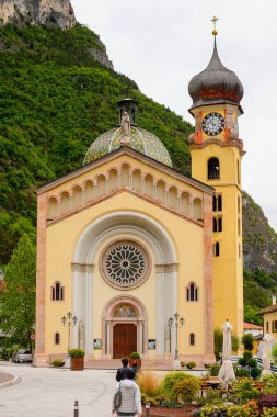 Mezzocorona, İtalya - 2 Mayıs 2016: Mezzocorona, İtalya'daki Katolik kilisesi. Kuzey İtalya bölgesinde Trentino-Alto Adige Sudtirol Trentino bir komün