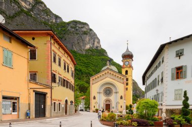 Mezzocorona, İtalya - 2 Mayıs 2016: Mezzocorona, İtalya'daki Katolik kilisesi. Kuzey İtalya bölgesinde Trentino-Alto Adige Sudtirol Trentino bir komün