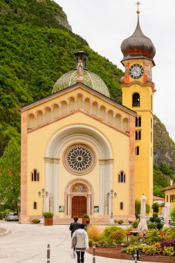 Mezzocorona, İtalya - 2 Mayıs 2016: Mezzocorona, İtalya'daki Katolik kilisesi. Kuzey İtalya bölgesinde Trentino-Alto Adige Sudtirol Trentino bir komün