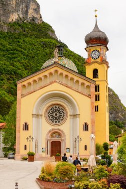 Mezzocorona, İtalya - 2 Mayıs 2016: Mezzocorona, İtalya'daki Katolik kilisesi. Kuzey İtalya bölgesinde Trentino-Alto Adige Sudtirol Trentino bir komün