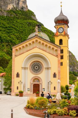 Mezzocorona, İtalya - 2 Mayıs 2016: Mezzocorona, İtalya'daki Katolik kilisesi. Kuzey İtalya bölgesinde Trentino-Alto Adige Sudtirol Trentino bir komün