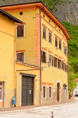 Mezzocorona, İtalya - 2 Mayıs 2016: Mezzocorona,İtalya'nın mimarisi. Kuzey İtalya bölgesinde Trentino-Alto Adige Sudtirol Trentino bir komün