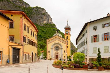 Mezzocorona, İtalya - 2 Mayıs 2016: Mezzocorona,İtalya'nın mimarisi. Kuzey İtalya bölgesinde Trentino-Alto Adige Sudtirol Trentino bir komün