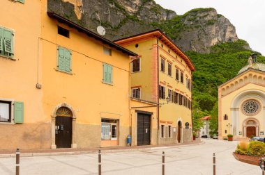 Mezzocorona, İtalya - 2 Mayıs 2016: Mezzocorona,İtalya'nın mimarisi. Kuzey İtalya bölgesinde Trentino-Alto Adige Sudtirol Trentino bir komün
