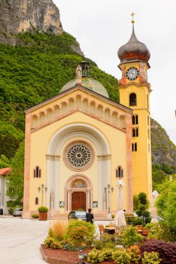 Mezzocorona, İtalya - 2 Mayıs 2016: Mezzocorona, İtalya'daki Katolik kilisesi. Kuzey İtalya bölgesinde Trentino-Alto Adige Sudtirol Trentino bir komün