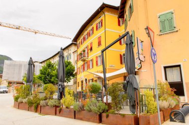 Mezzocorona, İtalya - 2 Mayıs 2016: Mezzocorona,İtalya'nın mimarisi. Kuzey İtalya bölgesinde Trentino-Alto Adige Sudtirol Trentino bir komün