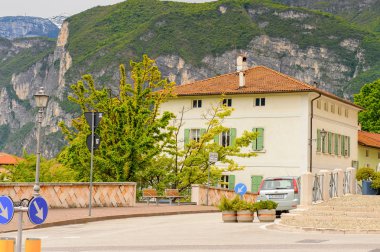 Mezzocorona, İtalya - 2 Mayıs 2016: Mezzocorona,İtalya'nın mimarisi. Kuzey İtalya bölgesinde Trentino-Alto Adige Sudtirol Trentino bir komün