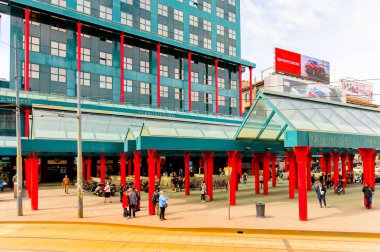 Milano, İtalya - 2 Mayıs 2014: Malpensa ekspres istasyonu, Milano, Lombardiya'nın başkenti, İtalya. Milan, 2015 Universal Fuarı'na ev sahipliği yapıyor