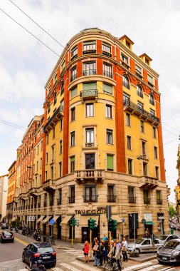 Milano, İtalya - 2 Mayıs 2014: Lombardiya'nın başkenti Milano'nun merkezinin mimarisi. Milan, 2015 Universal Fuarı'na ev sahipliği yapıyor