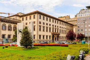 Milano, İtalya - 2 Mayıs 2014: Lombardiya'nın başkenti Milano'nun merkezinin mimarisi. Milan, 2015 Universal Fuarı'na ev sahipliği yapıyor