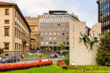 Milano, İtalya - 2 Mayıs 2014: Lombardiya'nın başkenti Milano'nun merkezinin mimarisi. Milan, 2015 Universal Fuarı'na ev sahipliği yapıyor