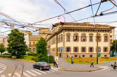 Milano, İtalya - 2 Mayıs 2014: Lombardiya'nın başkenti Milano'nun merkezinin mimarisi. Milan, 2015 Universal Fuarı'na ev sahipliği yapıyor