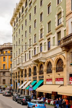 Milano, İtalya - 2 Mayıs 2014: Lombardiya'nın başkenti Milano'nun merkezinin mimarisi. Milan, 2015 Universal Fuarı'na ev sahipliği yapıyor