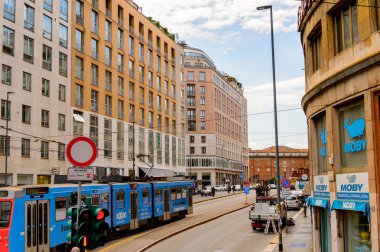 Milano, İtalya - 2 Mayıs 2014: Lombardiya'nın başkenti Milano'nun merkezinde tramvay. Milan, 2015 Universal Fuarı'na ev sahipliği yapıyor