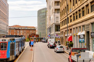 Milano, İtalya - 2 Mayıs 2014: Lombardiya'nın başkenti Milano'nun merkezinde tramvay. Milan, 2015 Universal Fuarı'na ev sahipliği yapıyor