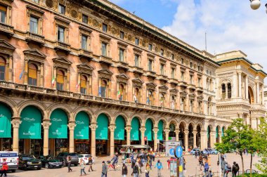 Milano, İtalya - 2 Mayıs 2016: Piazza di Duomo di Milano (Milano Kubbesi), Milano, İtalya. Saint Mary'nin Doğuşu Metropolitan Katedrali-Bazilikası