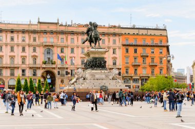 Milano, İtalya - 2 Mayıs 2016: Piazza di Duomo di Milano (Milano Kubbesi), Milano, İtalya. Saint Mary'nin Doğuşu Metropolitan Katedrali-Bazilikası