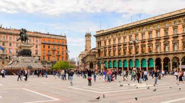 Milano, İtalya - 2 Mayıs 2016: Piazza di Duomo di Milano (Milano Kubbesi), Milano, İtalya. Saint Mary'nin Doğuşu Metropolitan Katedrali-Bazilikası