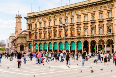 Milano, İtalya - 2 Mayıs 2016: Piazza di Duomo di Milano (Milano Kubbesi), Milano, İtalya. Saint Mary'nin Doğuşu Metropolitan Katedrali-Bazilikası