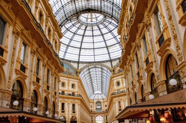 Milano, İtalya - 2 Mayıs 2016: Galleria Vittorio Emanuele Ii, dünyanın en eski alışveriş merkezlerinden biri. Galeri Giuseppe Mengoni tarafından 1865 ve 1877 yılları arasında inşa edilmiştir