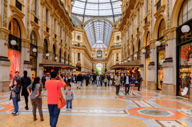 Milano, İtalya - 2 Mayıs 2016: Galleria Vittorio Emanuele Ii, dünyanın en eski alışveriş merkezlerinden biri. Galeri Giuseppe Mengoni tarafından 1865 ve 1877 yılları arasında inşa edilmiştir