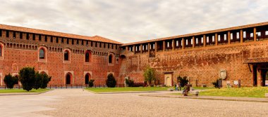 Milan, İtalya - 2 Mayıs 2016: Sforza Castle (Castello Sforzesco), Milan, İtalya'da bir kale. 15. yüzyılda Milano Dükü Francesco Sforza tarafından inşa edilmiştir.