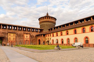 Milan, İtalya - 2 Mayıs 2016: Sforza Castle (Castello Sforzesco), Milan, İtalya'da bir kale. 15. yüzyılda Milano Dükü Francesco Sforza tarafından inşa edilmiştir.