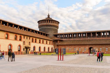 Milan, İtalya - 2 Mayıs 2016: Sforza Castle (Castello Sforzesco), Milan, İtalya'da bir kale. 15. yüzyılda Milano Dükü Francesco Sforza tarafından inşa edilmiştir.